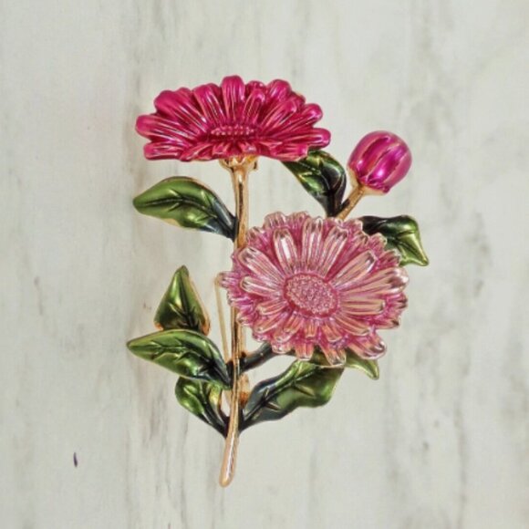 Pink flower brooch pin with light and dark enamel flowers, and with green leaves - Picture 3 of 5